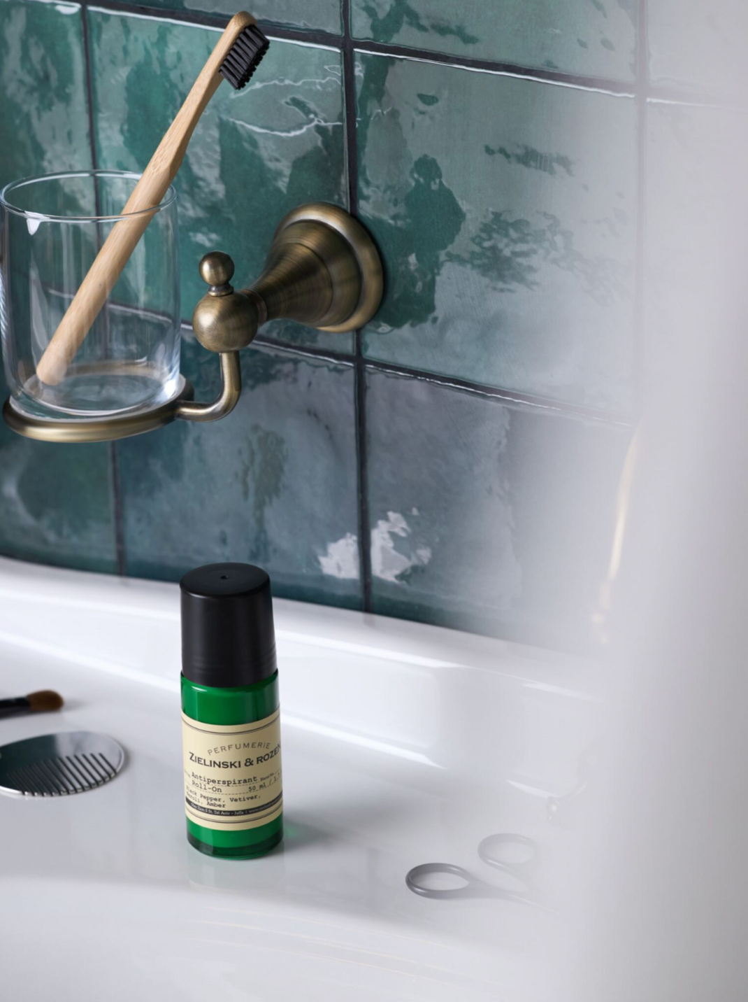 Black Pepper, Vetiver, Neroli, Amber