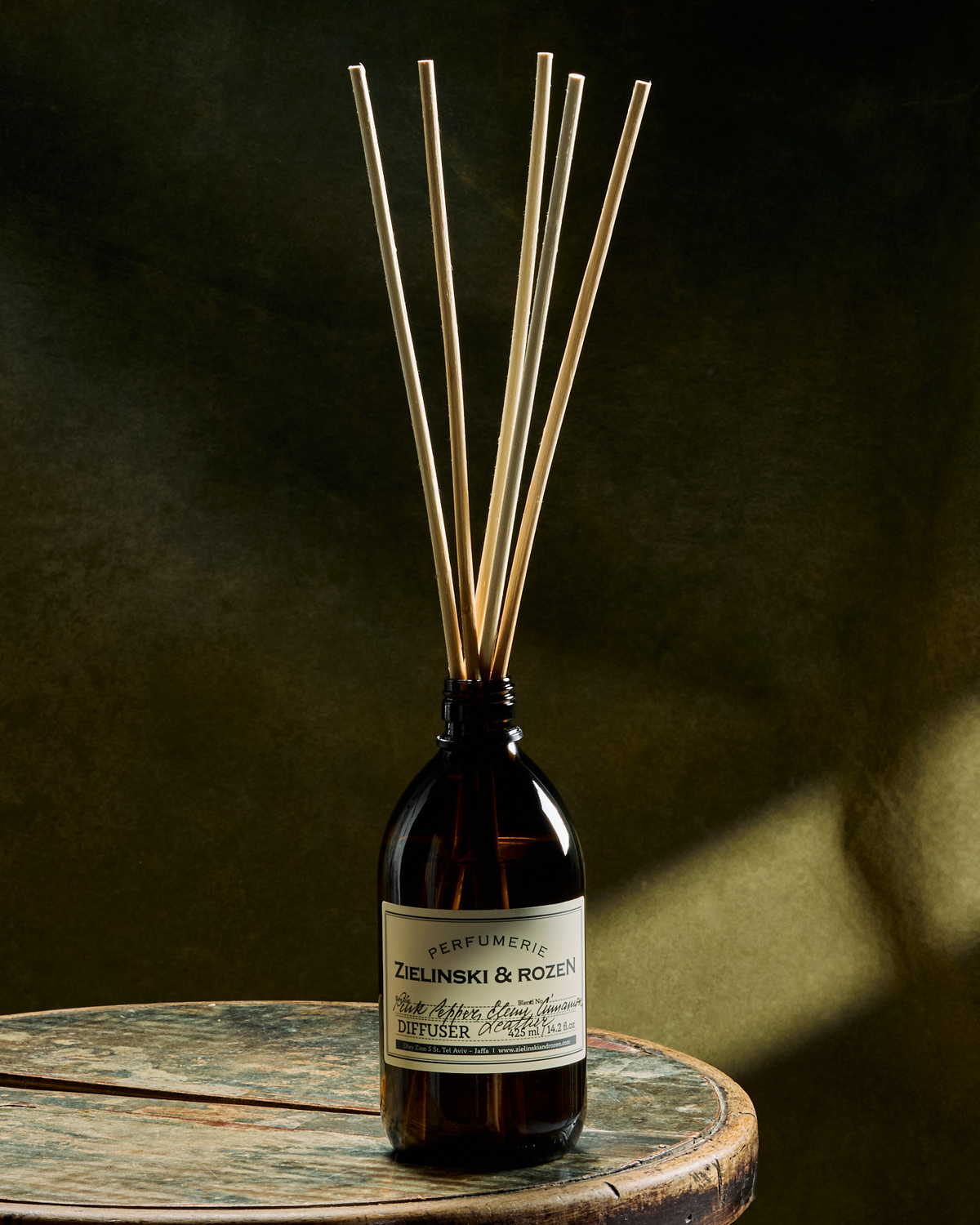 Pink Pepper, Elemi, Cinnamon, Leather