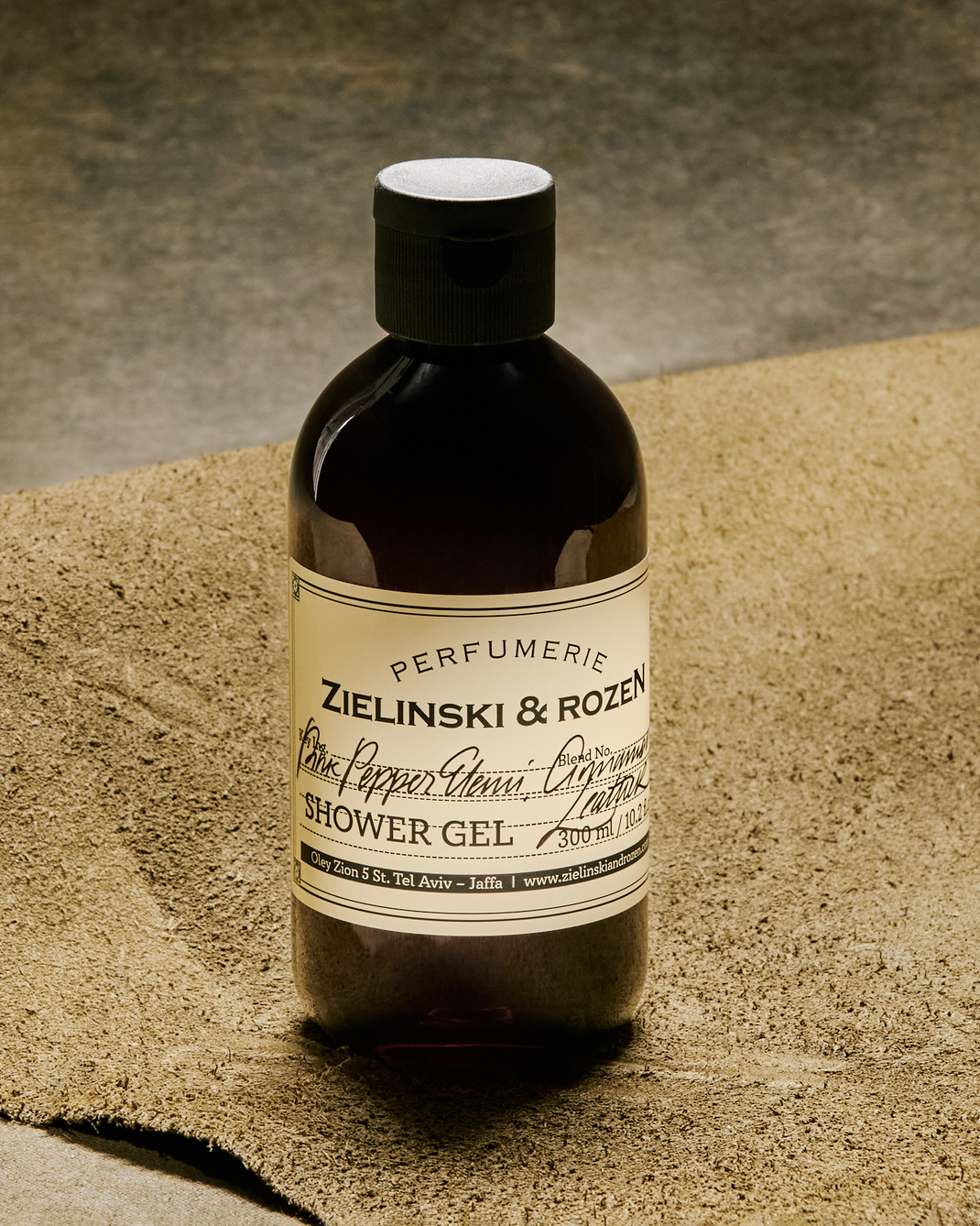 Pink Pepper, Elemi, Cinnamon, Leather